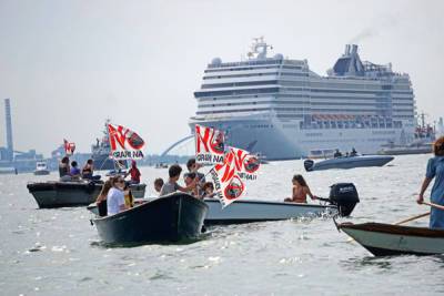Жители Венеции провели митинги против круизных лайнеров