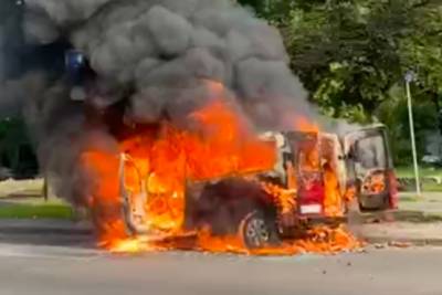 В Киеве взорвался и полностью сгорел микроавтобус