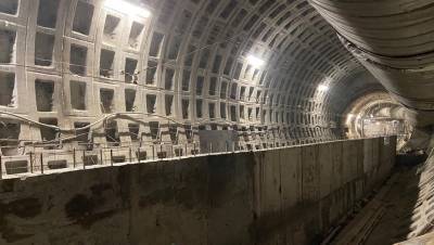Строители возводят платформы на станции метро "Горный институт"