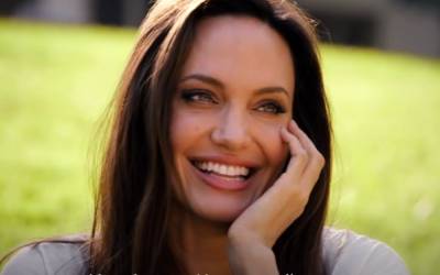 Джоли с ярким макияжем покорила идеальной внешностью: фото крупным планом
