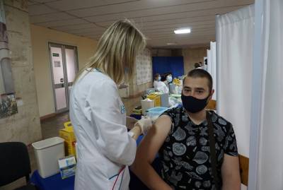 В выходные центры массовой вакцинации работали в десяти городах Украины