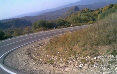 В Грузии автомобиль с туристами из РФ рухнул с обрыва