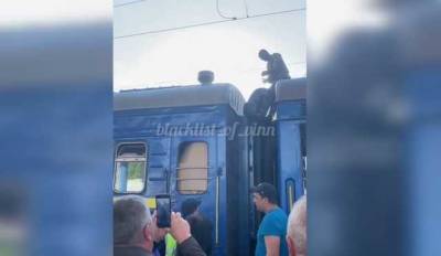 "Билеты дорогие": в Виннице полиция ловила мужчину в балаклаве, который ехал на крыше поезда