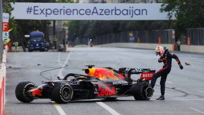 Авария перед финишем и ошибка на торможении: как Ферстаппен и Хэмилтон упустили победу на Гран-при Азербайджана