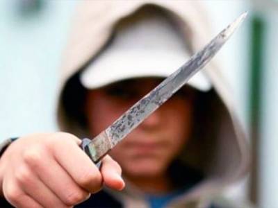 В Каменске-Уральском мужчина напал с ножом на продавщицу, чтобы его расстреляли полицейские