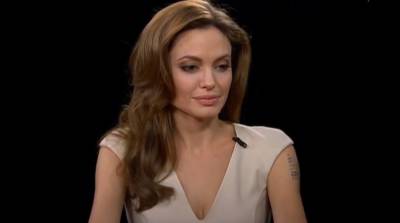 Анджелина Джоли избавилась от мрачного стиля, сразив фигурой в желтом платье: "Лет двадцать так сбросила"