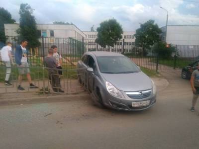 В Смоленске автомобиль вылетел на тротуар