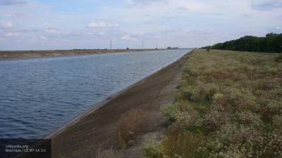 Дамба Северо-Крымского канала разрушается и понемногу пропускает воду