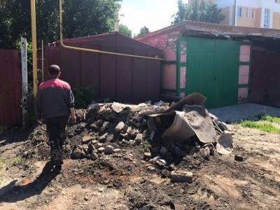 Жители дома на улице Ленина устроили во дворе свалку