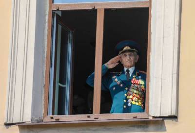 В Петербурге военнослужащие концертом поздравили ветерана со 100-летием