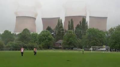 Видео из Сети. В Стаффордшире во время футбольного матча взорвали башни ТЭЦ
