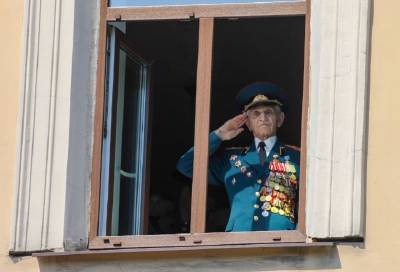 Фото: военнослужащие концертом поздравили ветерана со 100-летием в Петербурге