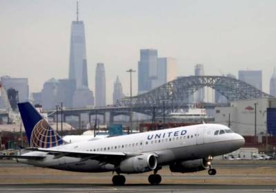 Компания United Airlines будет требовать от сотрудников подтверждения вакцинации