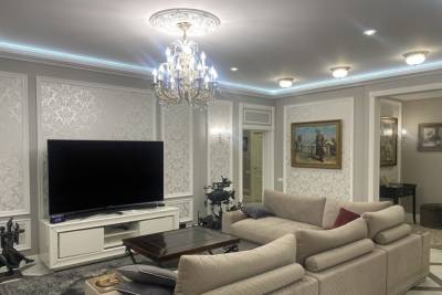 В Омске коллекционер продает элитную квартиру за 27,5 миллиона рублей