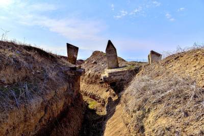 Хикмет Гаджиев - Армяне вырыли окоп между могилами (ФОТО) - trend.az - Азербайджан - Twitter