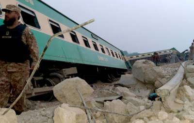 В Пакистане столкнулись два пассажирских поезда: более 30 человек погибли