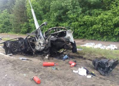 Женщина и два ребенка сгорели в машине в результате аварии в Липецкой области