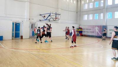 В Поронайске провели открытый баскетбольный турнир