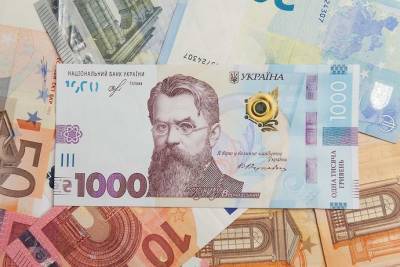 Курс валют: гривня укрепилась к доллару и евро