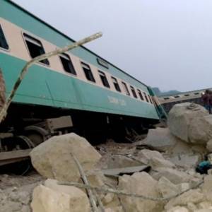 В Пакистане столкнулись два поезда: более 30 человек погибли. Видео