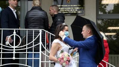 Псковским молодожёнам разрешили снять маски