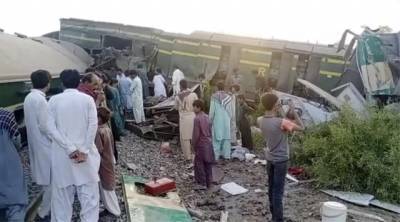 В результате крушения поезда в Пакистане погибло по меньшей мере 30 человек (ФОТО)