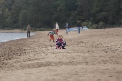 Пропавшую на пляже в Репино семилетнюю девочку нашли спасатели