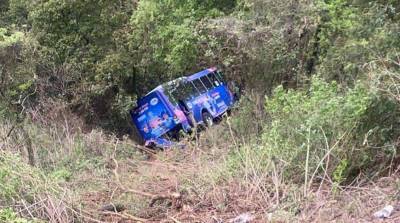 Автобус рухнул в овраг на западе Мехико