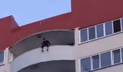 Тюменец собирался сброситься с балкона многоэтажки на глазах у детей