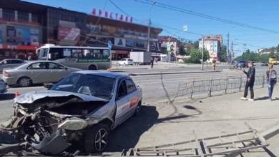 В Омске таксист-лихач наехал на пешеходов и скрылся с места аварии