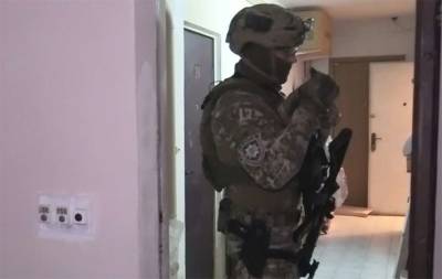 В Киеве мужчина проник в квартиру и захватил заложников