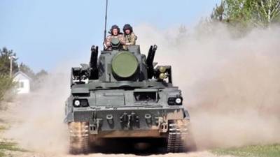 Avia.pro: армия Украины начала массово перебрасывать танки и артиллерию к границе с российским Крымом