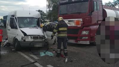 Маршрутка влетела в бензовоз на трассе Киев-Одесса: первые кадры масштабной аварии