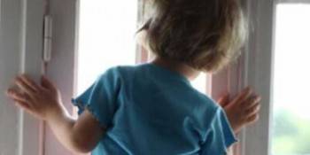 В Вологде следователи проверяют, как мать допустила падение ребенка из окна