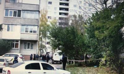 Тело мужчины найдено под подъездом дома в Одессе, кадры: очевидцы сообщили о трагедии