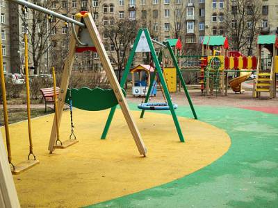 На детской площадке в Петербурге девочка проломила голову