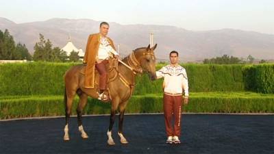 Бердымухамедов передарил сыну коня, которого ему передали коневоды Туркменистана