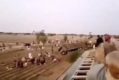 Десятки пассажиров погибли в результате железнодорожной аварии в Пакистане