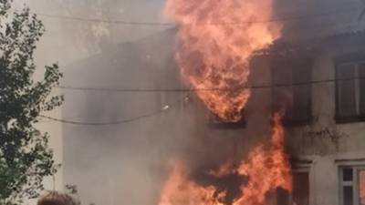 Пожар в районе лесобазы, горит малоэтажный жилой дом рядом с детскимм садом №62
