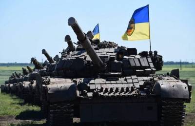 Украина массово перебрасывает к границе Крыма танки и артиллерию