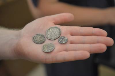 Покупательница старинных монет стала жертвой мошенников на севере Москвы