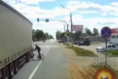 Опубликовано видео столкновение КамАЗа с велосипедистом Тверской области