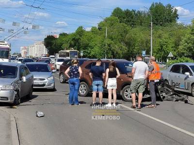 Очевидцы поделились фото жёсткого ДТП на перекрёстке в Кемерове