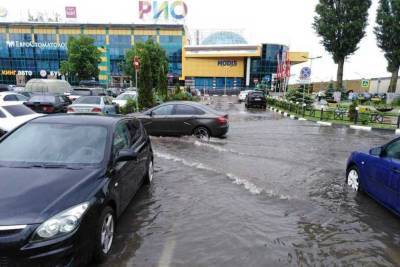 В Белгороде затопило машины у ТРЦ «РИО»