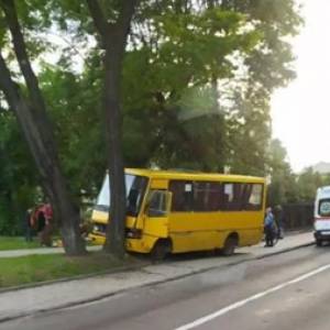 Во Львове пять человек пострадали в ДТП с маршруткой