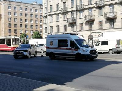 Иномарка врезалась в трамвай на Заневском проспекте