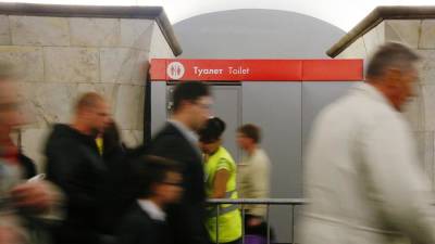 Мужчина изнасиловал женщину в туалете московского метро
