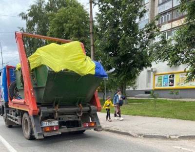 Полтавские коммунальщики упаковали мусор в украинский флаг