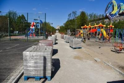 В Мурманске на «Аллеи поколений» идет замена пешеходной плитки на площади более тысячи квадратных метров