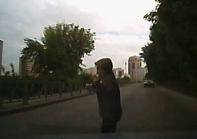 В Рязани женщина выскочила из-за кустов под колеса автомобиля